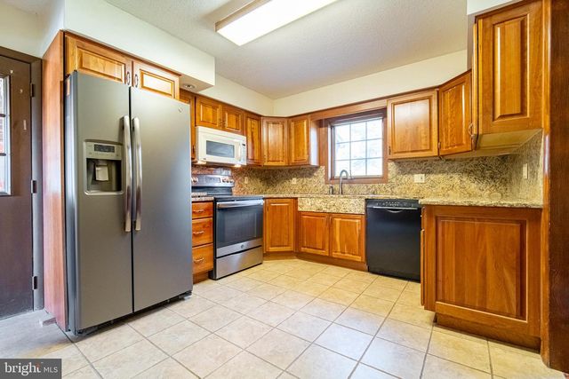 2020 ALCOTT RD, York, PA 17406