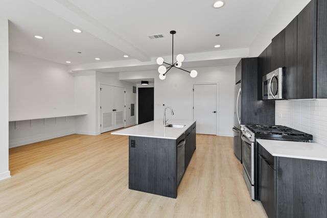 1801 W Grand Avenue 202, Chicago, IL 60622