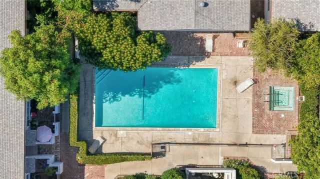 18601 Collins D30, Tarzana, CA 91356