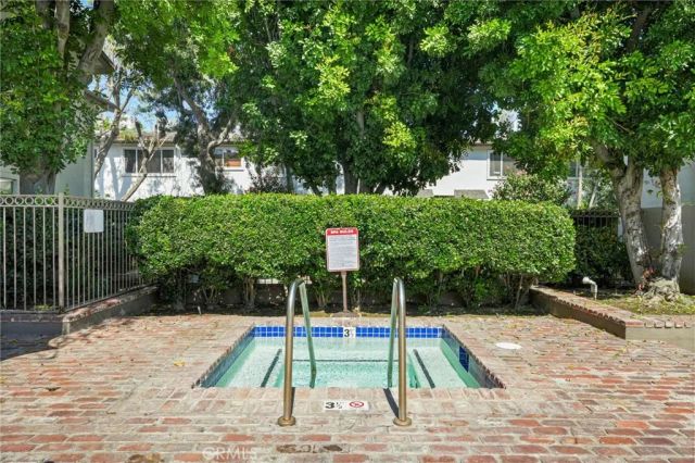 18601 Collins D30, Tarzana, CA 91356