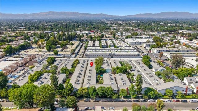 18601 Collins D30, Tarzana, CA 91356