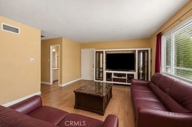 18601 Collins D30, Tarzana, CA 91356