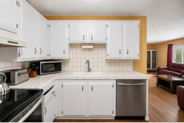 18601 Collins D30, Tarzana, CA 91356
