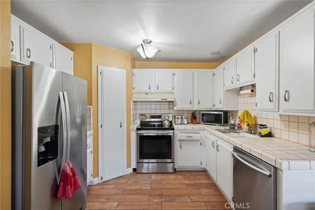 18601 Collins D30, Tarzana, CA 91356