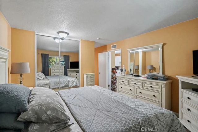 18601 Collins D30, Tarzana, CA 91356