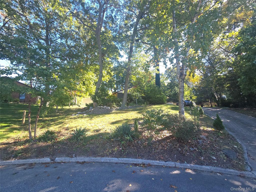 8 Pike Court, Northport, NY 11768 — photo 2