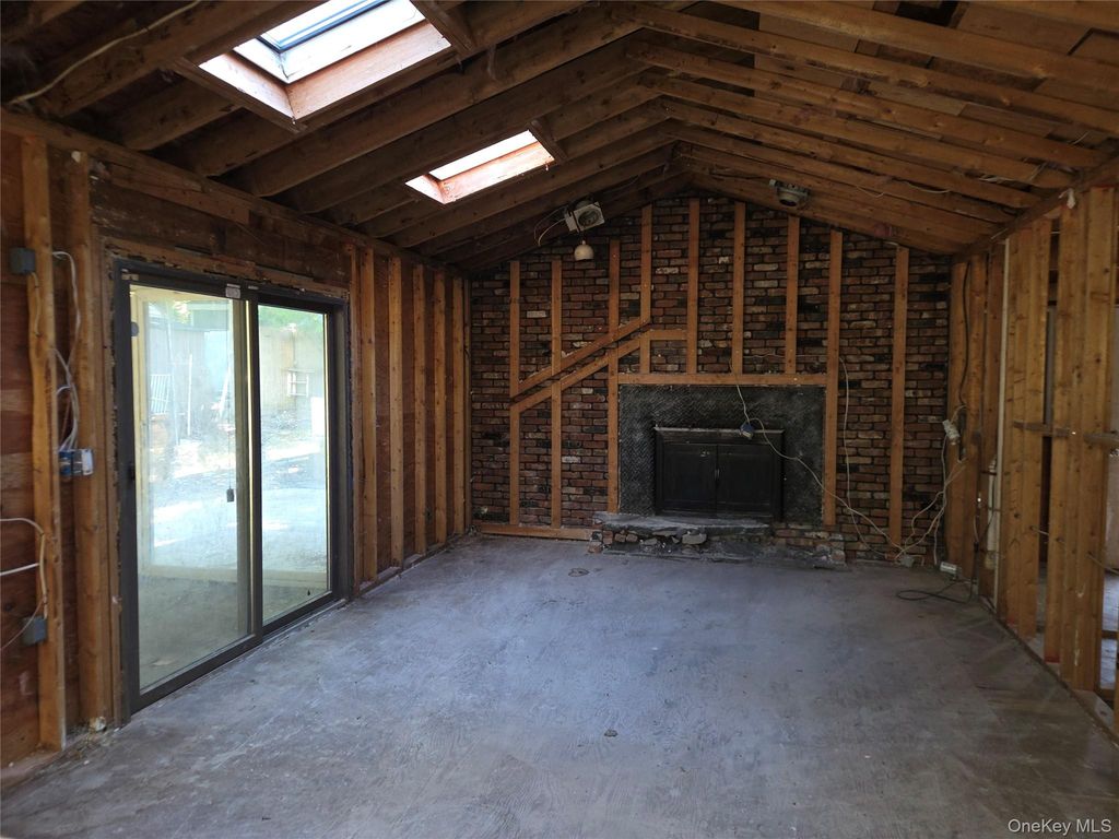 8 Pike Court, Northport, NY 11768 — photo 4