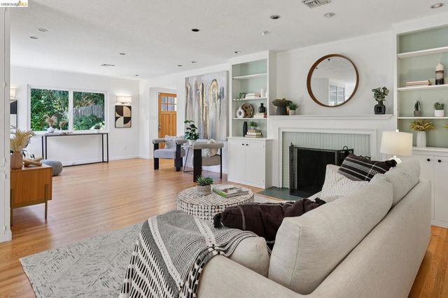 2 Mall Court, Oakland, CA 94611