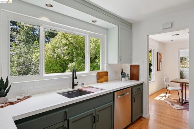 2 Mall Court, Oakland, CA 94611