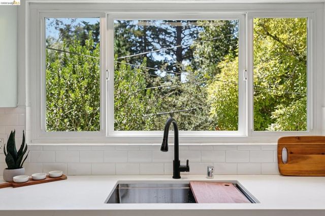 2 Mall Court, Oakland, CA 94611