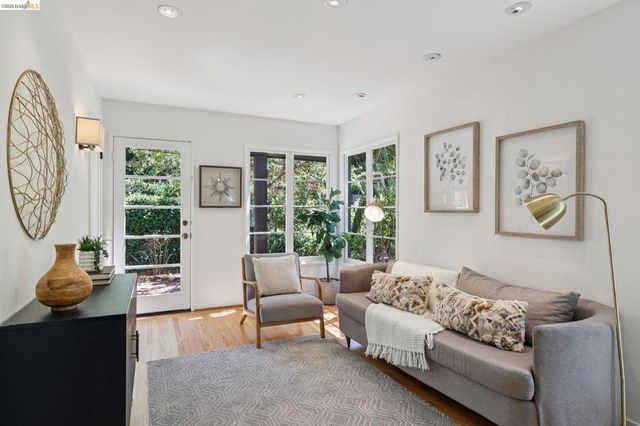 2 Mall Court, Oakland, CA 94611