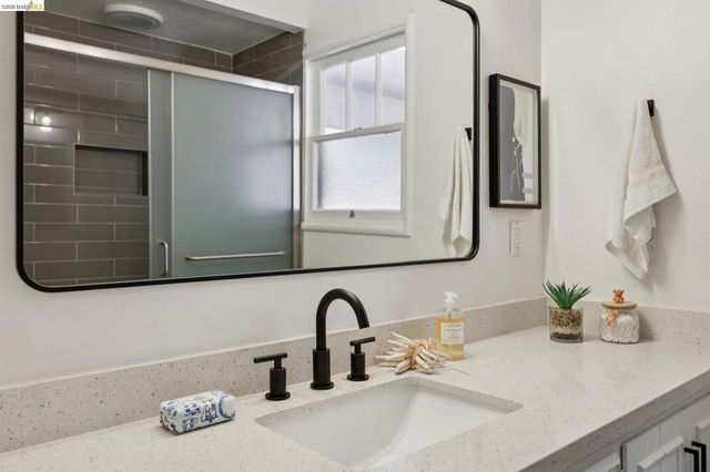 2 Mall Court, Oakland, CA 94611