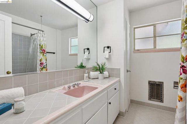 2 Mall Court, Oakland, CA 94611