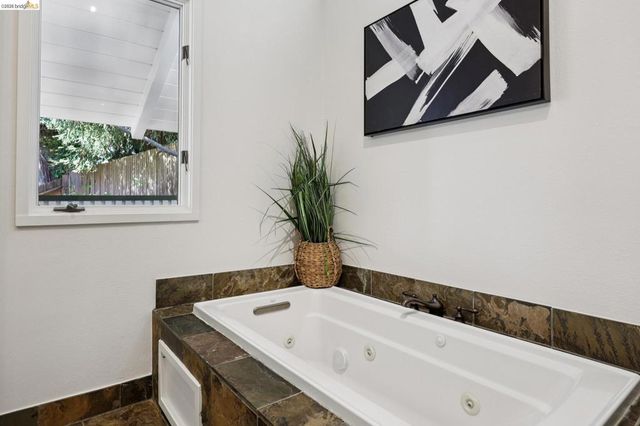 2 Mall Court, Oakland, CA 94611