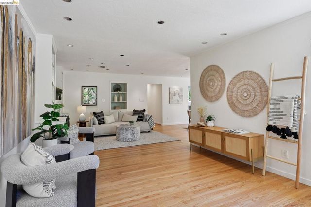 2 Mall Court, Oakland, CA 94611