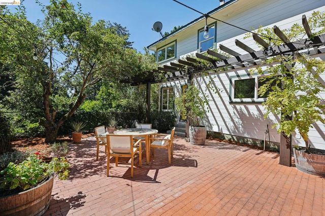 2 Mall Court, Oakland, CA 94611