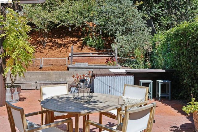 2 Mall Court, Oakland, CA 94611