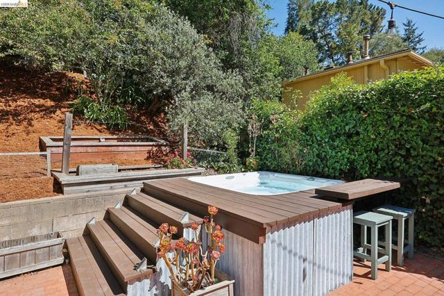 2 Mall Court, Oakland, CA 94611