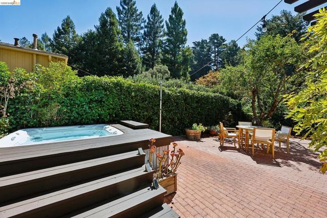 2 Mall Court, Oakland, CA 94611
