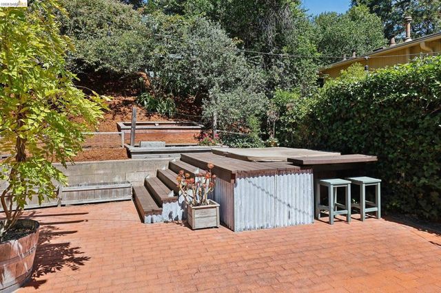 2 Mall Court, Oakland, CA 94611