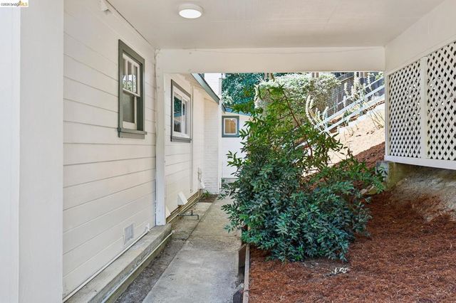 2 Mall Court, Oakland, CA 94611