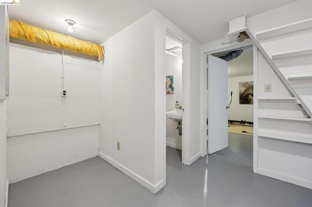 2 Mall Court, Oakland, CA 94611