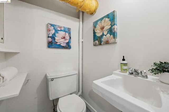 2 Mall Court, Oakland, CA 94611