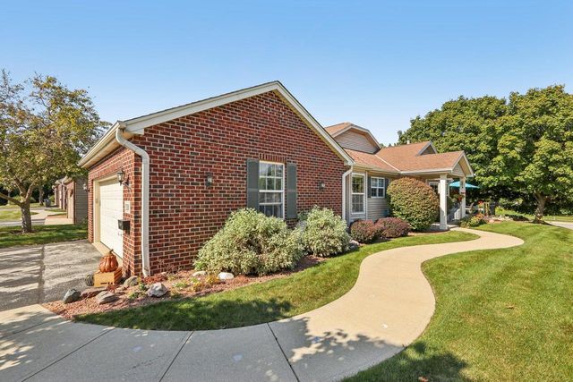 5110 S Hidden DRIVE, Greenfield, WI 53221