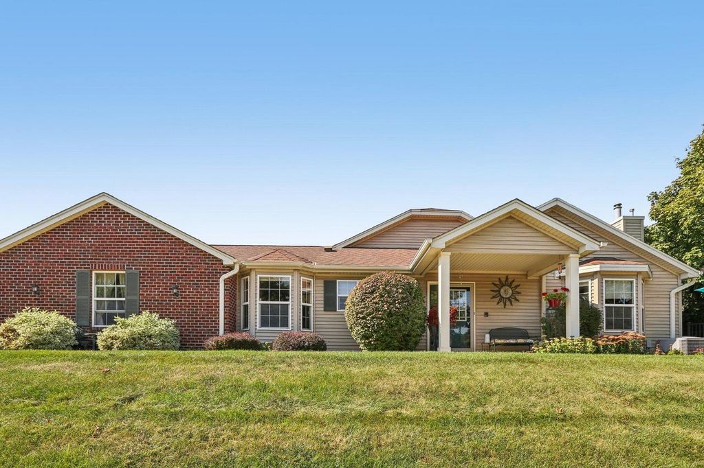 5110 S Hidden DRIVE, Greenfield, WI 53221