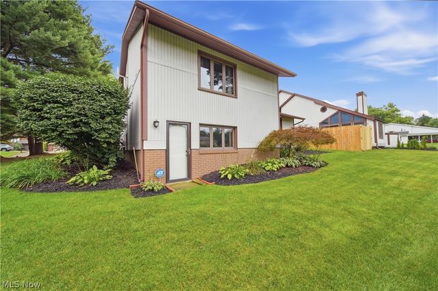 4727 Greenbriar Square NE, Canton, OH 44714