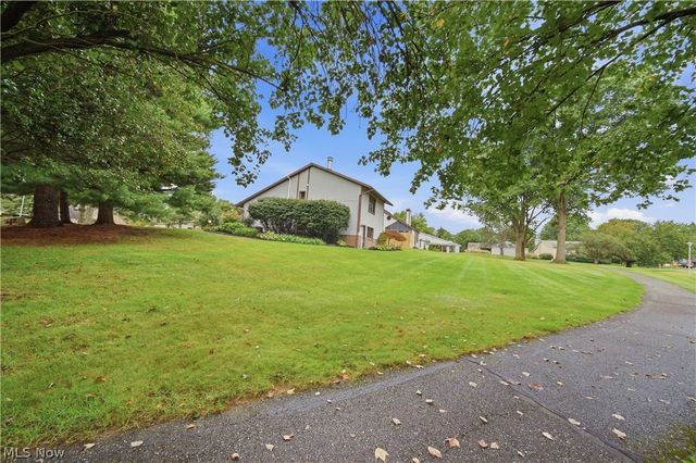 4727 Greenbriar Square NE, Canton, OH 44714