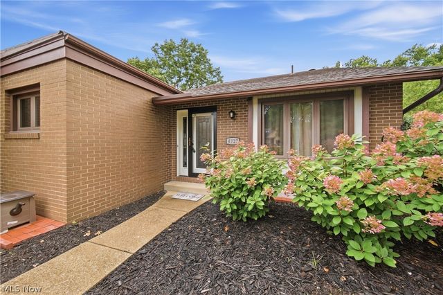 4727 Greenbriar Square NE, Canton, OH 44714
