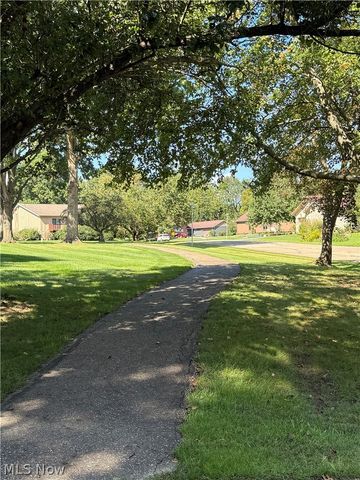 4727 Greenbriar Square NE, Canton, OH 44714
