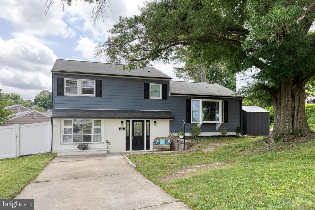 5820 HERON DR, Baltimore, MD 21227