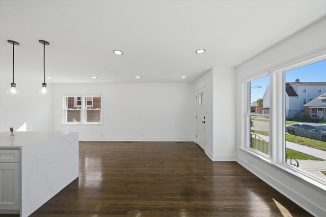 5711 S Mayfield Avenue, Chicago, IL 60638
