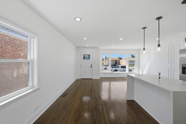 5711 S Mayfield Avenue, Chicago, IL 60638