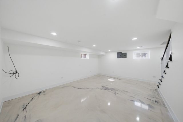 5711 S Mayfield Avenue, Chicago, IL 60638