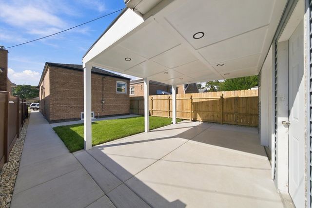 5711 S Mayfield Avenue, Chicago, IL 60638