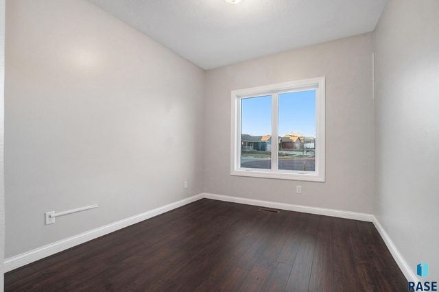 2405 E Yorkshire St Street, Sioux Falls, SD 57108