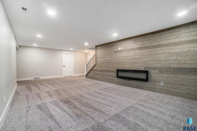 2405 E Yorkshire St Street, Sioux Falls, SD 57108