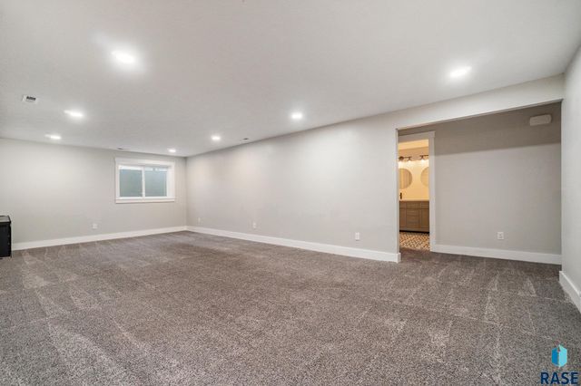 2405 E Yorkshire St Street, Sioux Falls, SD 57108