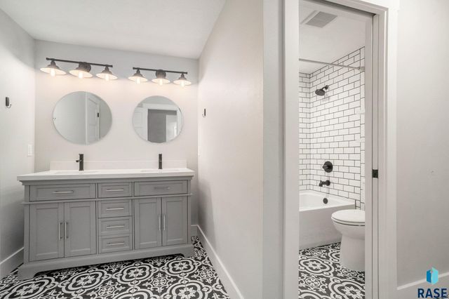 2405 E Yorkshire St Street, Sioux Falls, SD 57108