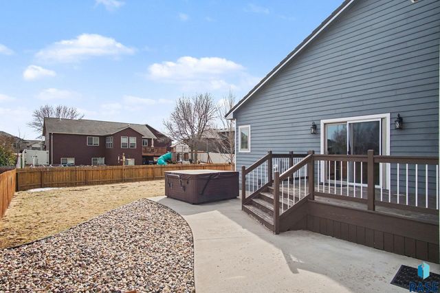 2405 E Yorkshire St Street, Sioux Falls, SD 57108
