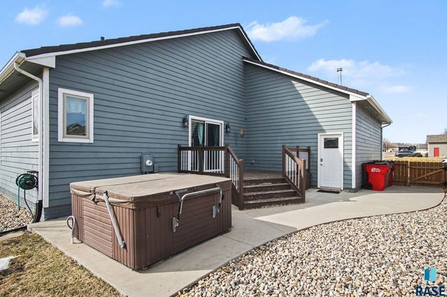 2405 E Yorkshire St Street, Sioux Falls, SD 57108