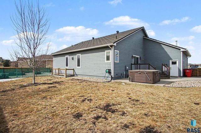 2405 E Yorkshire St Street, Sioux Falls, SD 57108