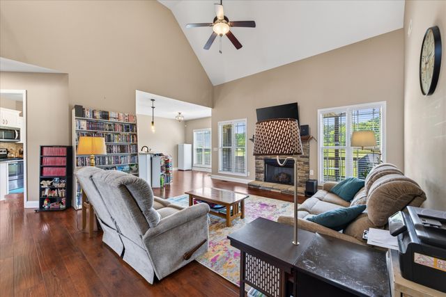 992 Promenade Dr, Adams, TN 37010