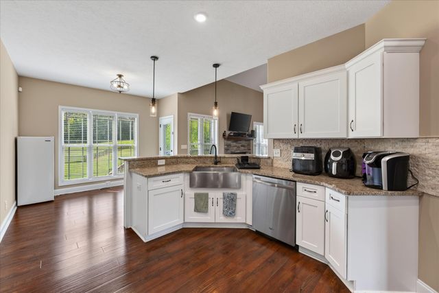 992 Promenade Dr, Adams, TN 37010