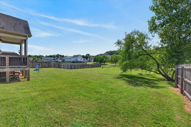 992 Promenade Dr, Adams, TN 37010