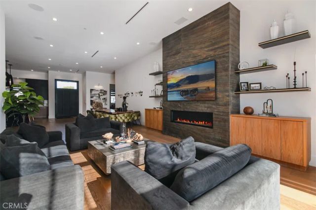 6207 Babcock, North Hollywood, CA 91606