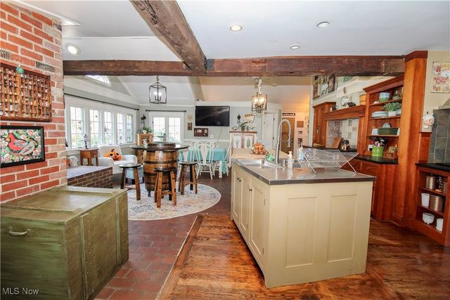 8021 Valley View Road, Hudson, OH 44236